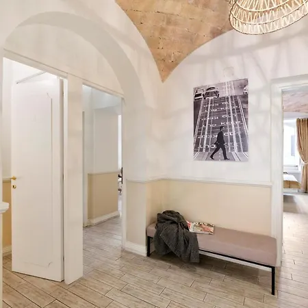 4 Bed 4 Bath Flat W Balcony Near Termini Lejlighed Rom