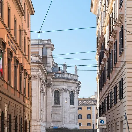 4 Bed 4 Bath Flat W Balcony Near Termini *